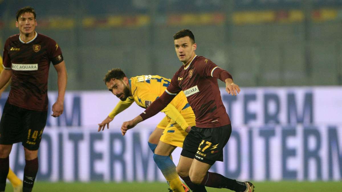 Terrore in Ascoli-Salernitana: Patryk Dziczek si accascia al suolo, trasportato in ospedale
