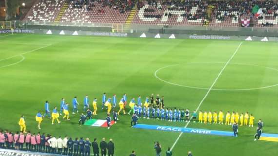 Italia-Ucraina, i calciatori ospiti entrano in campo con la bandiera sulle spalle