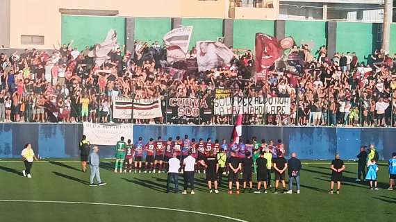 Il primo "abbraccio" stagionale tra Curva e squadra: il video della Reggina