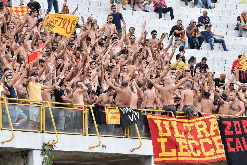 SERIE B - I risultati della trenquacinquesima giornata: il Lecce batte il Brescia davanti a 20mila spettatori e va in vetta, Crotone ad un passo dalla salvezza. LA NUOVA CLASSIFICA