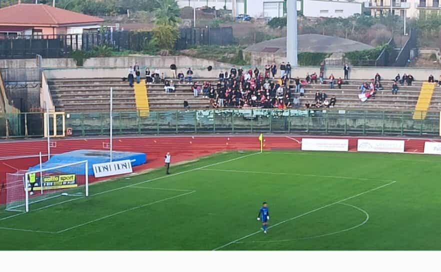 Acireale-Reggina, poco più di 100 tifosi amaranto in Sicilia: in silenzio nel secondo tempo, a fine partita...