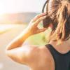 La musica nella corsa è un “doping legale” o un rischio per la sicurezza? Tra vantaggi psicologici e divieti federali...