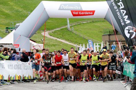 Lo spettacolo della Dolomites Saslong Half Marathon, disputata tra la Val Gardena e la Val di Fassa