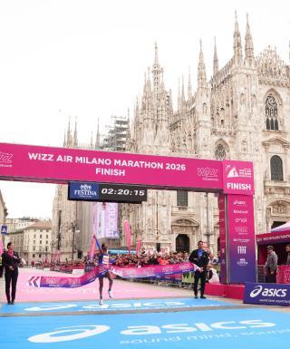 La festa della "Milano Marathon" con oltre 30mila a correre per le strade della città