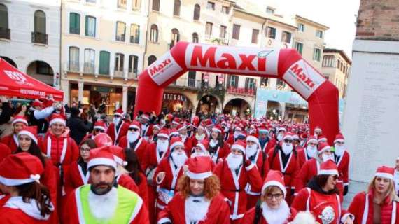 Un Fiume Di 1382 Babbi Natale Ha Attraversato Strade E Piazze Di ...