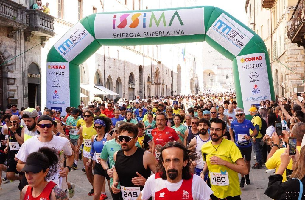 A Perugia è la domenica della Grifonissima! Le strade della città animate e colorate da centinaia di podisti!