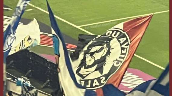 E nella curva dello Schalke 04 spuntano bandiere granata...