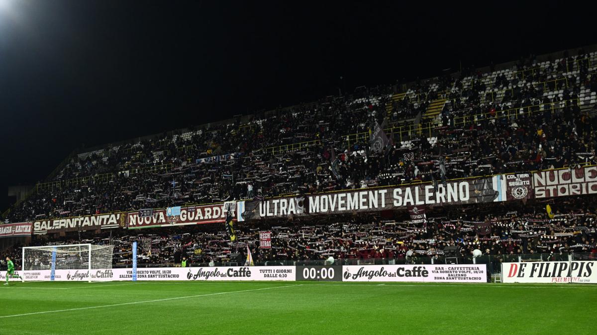 Salernitana, dagli striscioni di incoraggiamento ai fischi assordanti: cronaca di una serata amara