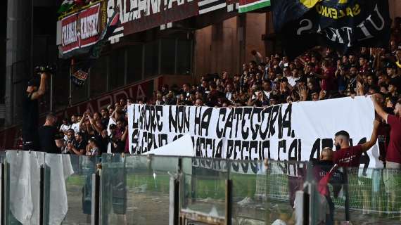 Striscione degli ultra della Salernitana verso i gemellati della Reggina