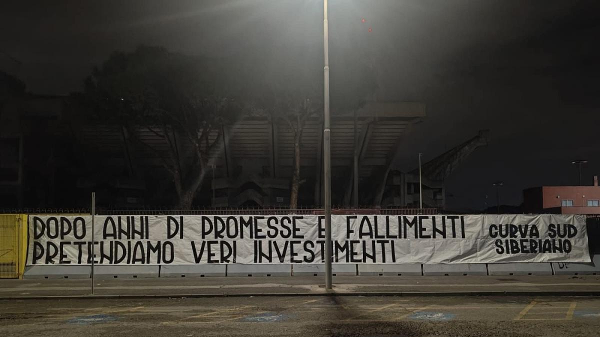 Tifosi esausti, sfiducia nella società. All'esterno della Tribuna striscione indirizzato a Iervolino 