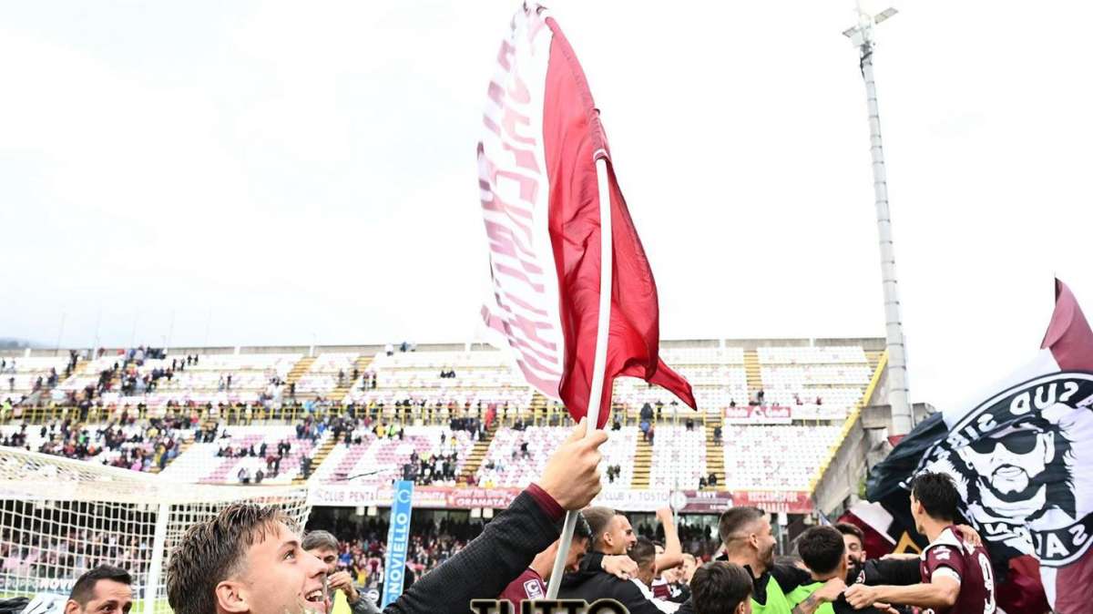 Salernitana, i festeggiamenti dei calciatori sotto la Curva Sud Siberiano [VIDEO]