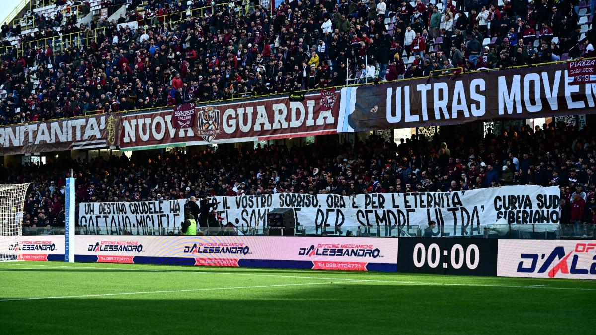 Solidarietà per i tifosi del Foggia deceduti e striscione degli ultras granata in memoria