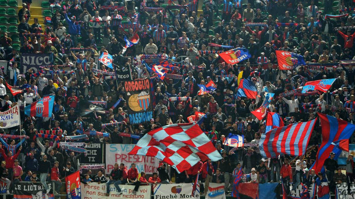 Cori contro una tifoseria assente: gaffe della curva del Catania. Sputi al pullman granata