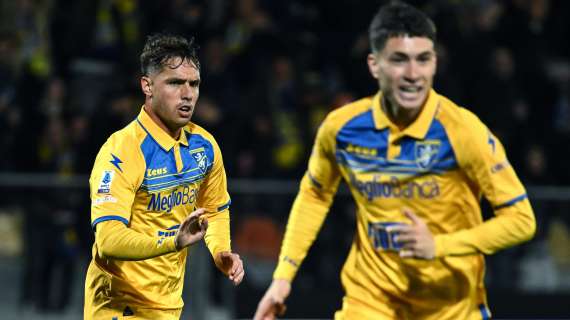 Il Frosinone passeggia 3-0 sulla Salernitana: ma l’arbitraggio è da horror