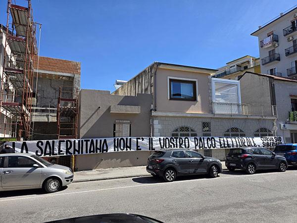 Tifosi e ultras stanchi della politica, altro striscione: "Salernitana non è palco elettorale"