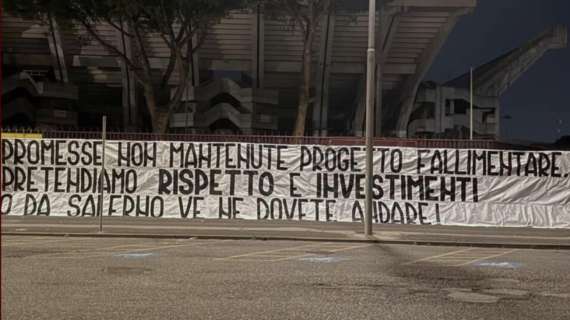 Altro striscione contro la società: "Progetto fallimentare, da Salerno ve ne dovete andare"