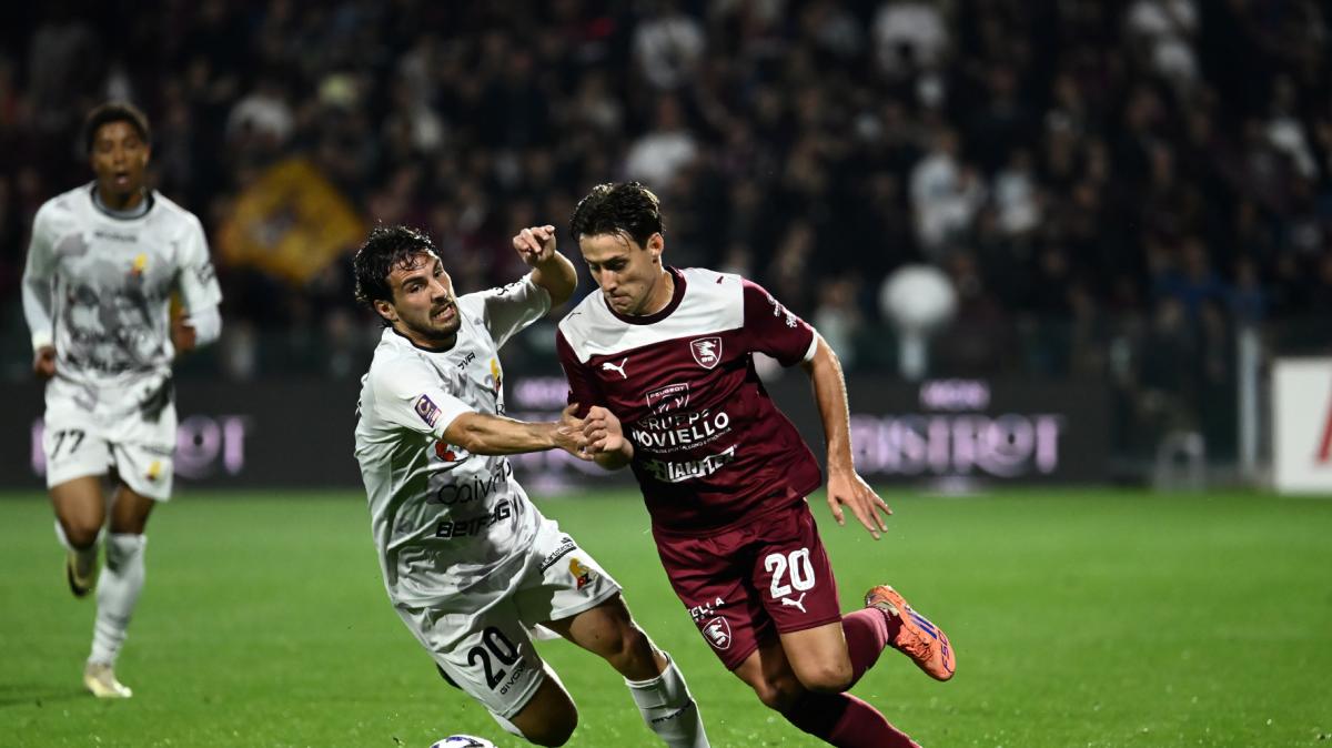 Salernitana, Cosmi sperimenta: Zaccheria crocevia, prove generali tra moduli e uomini