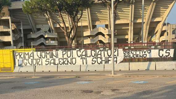 Salerno dice no all'arrivo di Liguori: durissimo striscione degli ultras della curva Sud 
