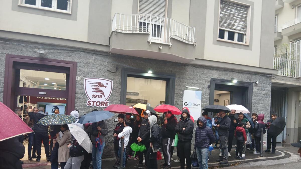 Grande entusiasmo allo store della Salernitana, tanti bambini incoraggiano la squadra