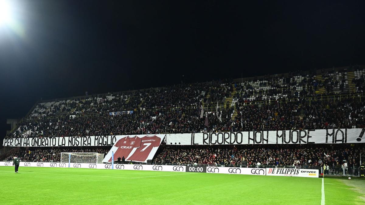 Salernitana-Crotone, l'omaggio della Curva Sud Siberiano per Carlo Ricchetti