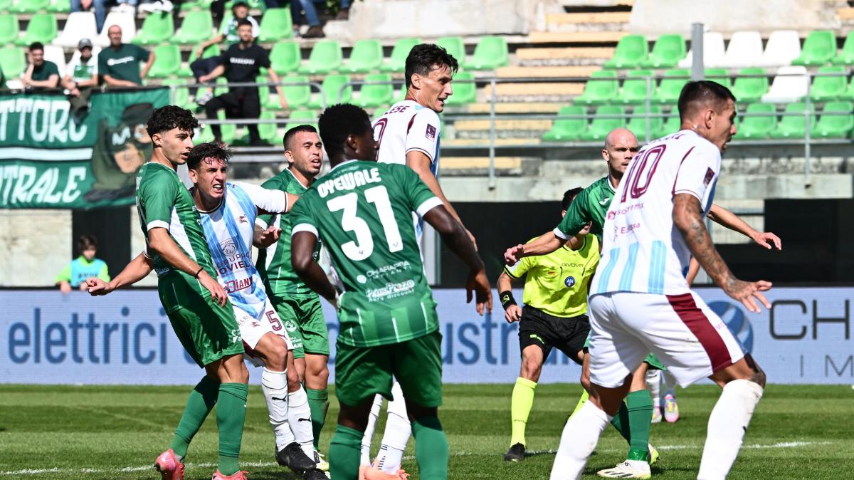 Gazzetta dello Sport: "Salernitana, che marcia. Vince anche a Monopoli e tiene il Benevento a -3"