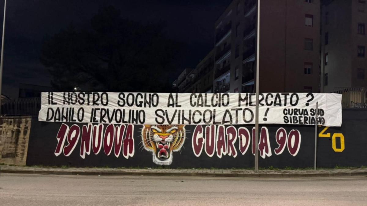 "O investi milioni o fuori da Salerno": città tappezzata di striscioni contro Iervolino