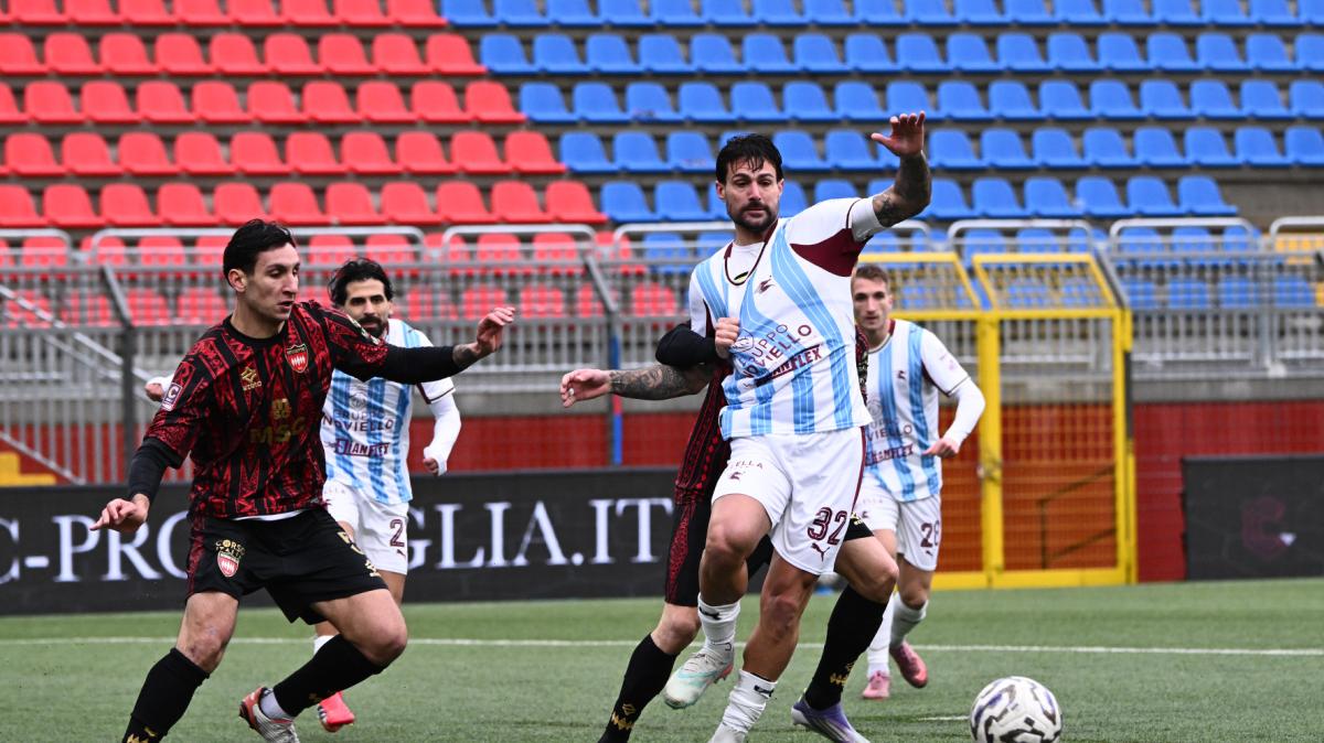 Salernitana, un posto accanto al centravanti: dubbi e soluzioni per il reparto offensivo