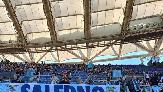 Curiosità: all'Olimpico striscione pro Lazio con il simbolo della Provincia di Salerno