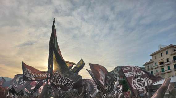 VIDEO | "Puzzo di pesce" fa vibrare Piazza Casalbore, tifosi in estasi per la Salernitana