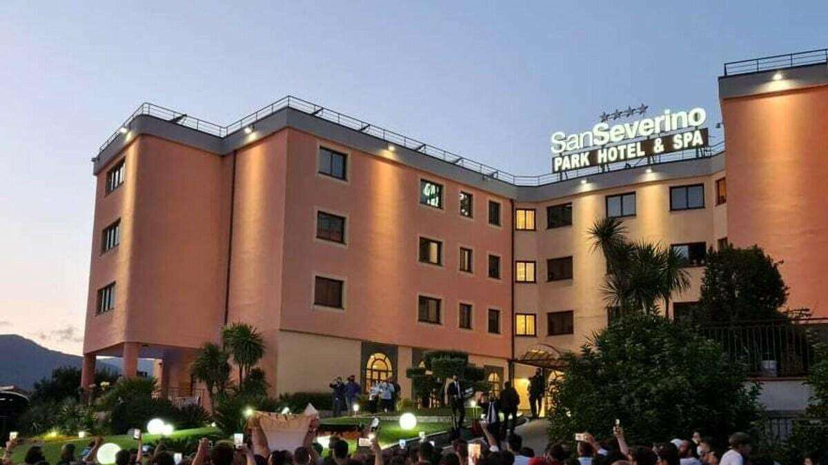 L'arrivo della Roma a Salerno: tifosi alla stazione ferroviaria e ressa davanti all'albergo [Foto]