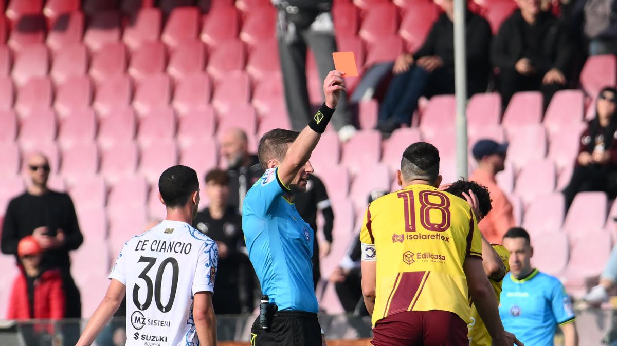 Salernitana, tifosi contro atteggiamento di Capomaggio e Golemic: chiesti provvedimenti esemplari