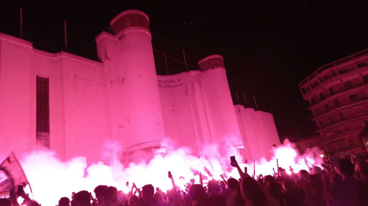 VIDEO | La "torciata" dei tifosi della Salernitana allo scoccare della mezzanotte