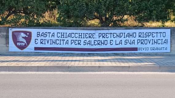 A Bivio Pratole striscione rivolto alla società granata. La provincia sempre più al fianco della Salernitana