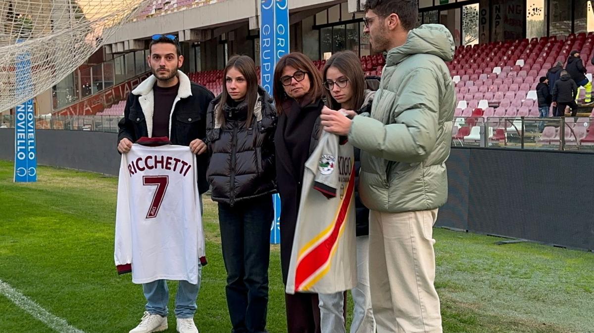 Salerno omaggia CR7. Le lacrime dei familiari e degli ex granata sotto la Sud 