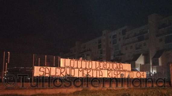 FOTONOTIZIA - Striscione contro Lotito: "Salerno merita rispetto" 