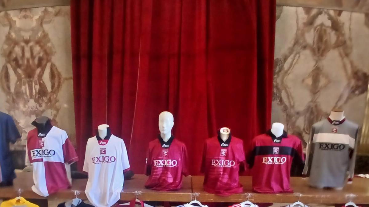 Brividi a Salerno: grande successo per la mostra delle maglie granata. Le lacrime delle vecchie glorie