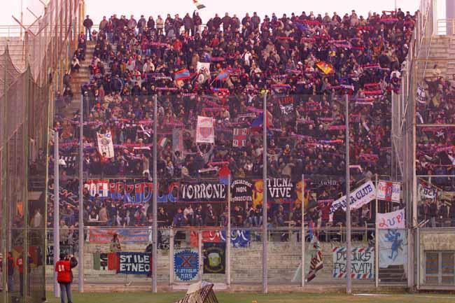 A Catania attesi 20mila spettatori: "Battiamo la Salernitana!". Ancora no ai tifosi granata