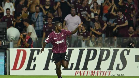 Salernitana: Kallon, Tongya, Soriano e Amatucci presentano le maglie in spiaggia [VIDEO]