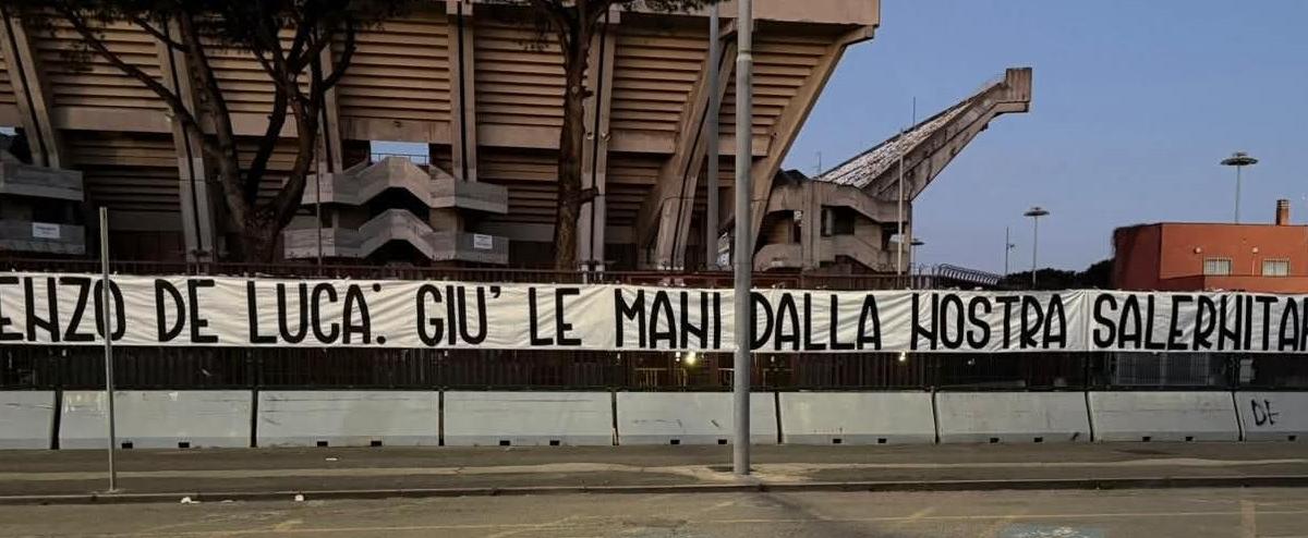 Salerno tappezzata di striscioni contro Vincenzo De Luca