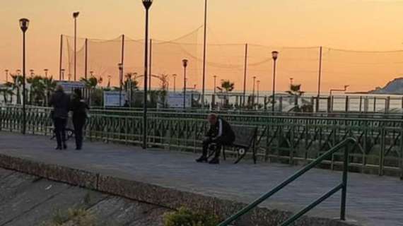 Salernitana, la foto di Castori (triste e solo) su una panchina commuove il web