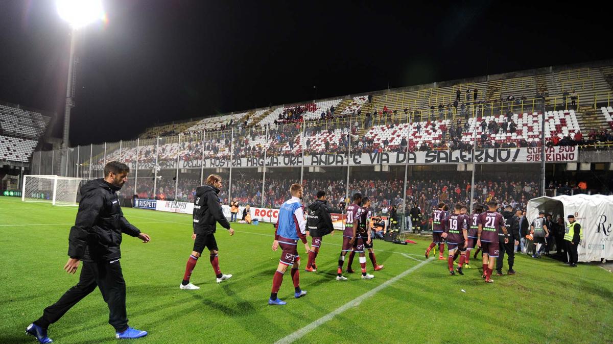 Dal gol di Marulla agli 800 cosentini che chiedono ai calciatori di mandare Salerno in serie C