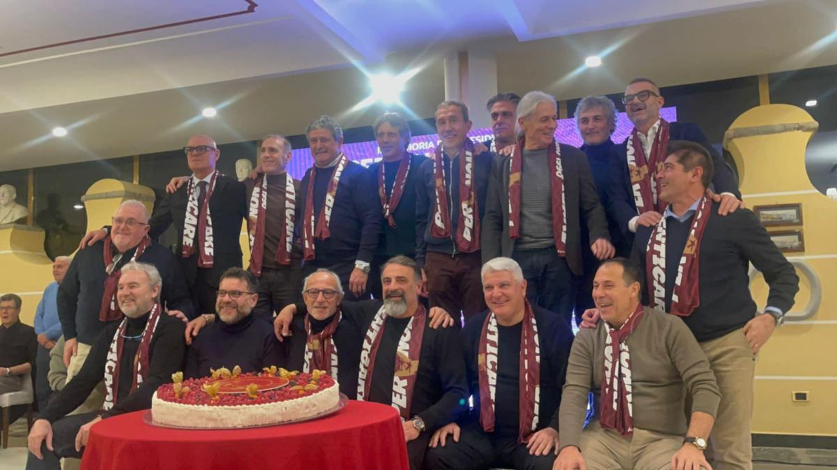 Le lacrime delle vecchie glorie cantando "Vattene amore" nel ricordo di Soglia