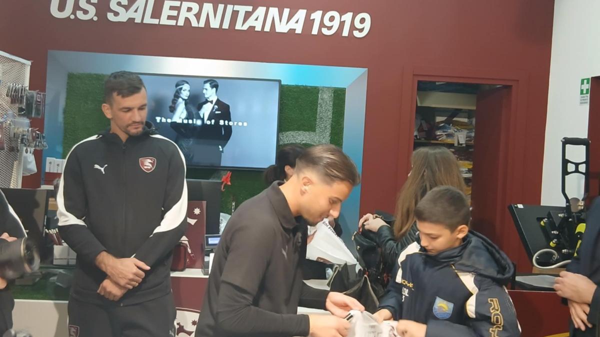 La pioggia non ferma i tifosi: applausi per Golemic e Liguori allo store ufficiale