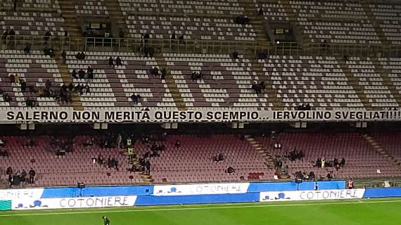 Cori e striscioni contro Iervolino, 15 minuti di protesta e poi tifo in stadio vuoto. Sintesi di una giornata significativa