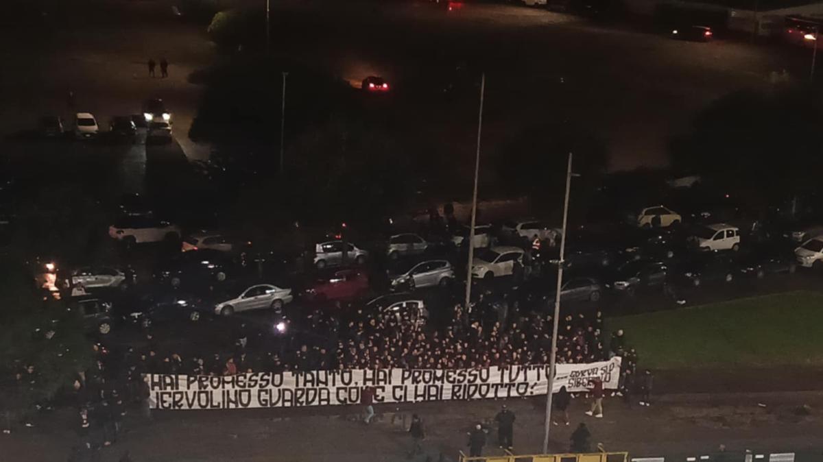 Cori e striscioni contro Iervolino: "Vattene!". Bersagliato anche il ds: "Faggiano via da Salerno"