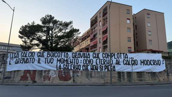 Salerno tappezzata di striscioni contro Gravina: "Vattene, hai scritto tutto a tavolino" [FOTO]