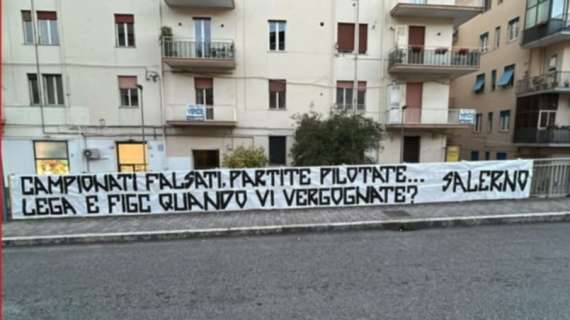 Salerno tappezzata di striscioni di protesta: "Decisioni a tavolino: Lega e Gravina, vergogna!"