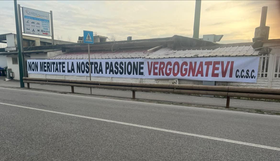 Striscioni e cori all'esterno del Mary Rosy. Domani minimo stagionale allo stadio 