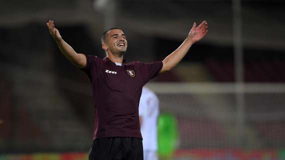 Bonazzoli sui social: "Quando un forestiero viene al sud piange 3 volte, non 2. Quando arriva, quando parte e quando ritorna. Grazie Salerno"