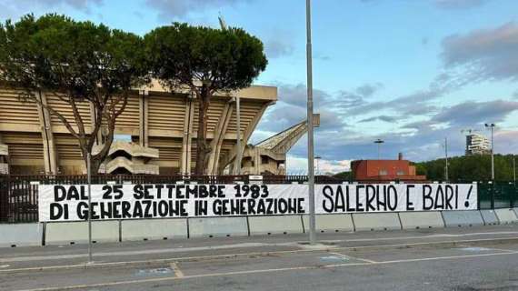 Bari e Salerno unite in eterno: esposti striscioni all'esterno dei rispettivi stadi